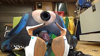 Extremeslut66 furzt durch einen Tunnel-Plug und schiebt sich einen langen Dildo w&auml;hrenddessen in den Arsch